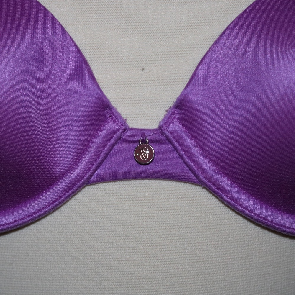 Vintage Victoria’s Secret purple satin bra with VS charm - Picture 3 of 4
